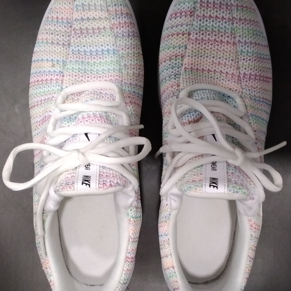 Nike Kids Size 6.5 White Sneakers Lightweight Breathable Design - Picture 2 of 8